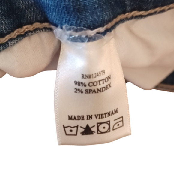 sneek peek dark wash pair of shorts. Freyed hems even. Size medium. - Picture 6 of 9